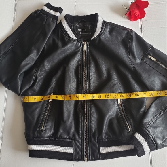 ♻️📸Rue 21 Black White Faux Leather Zipper Moto Varsity Jacket size Medium - Picture 13 of 16